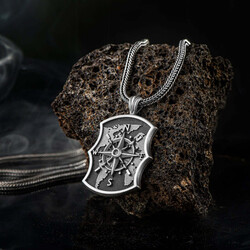 Atlas Zemin Üzerine İşlenmiş Pusula Motifli 925 Ayar Gümüş Erkek Kolye - Anı Yüzük